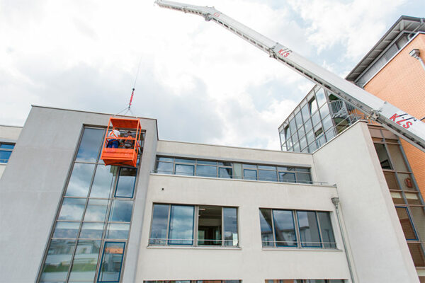 Arbeitsbühne mieten, zum Fenster putzen in der Region Stuttgart